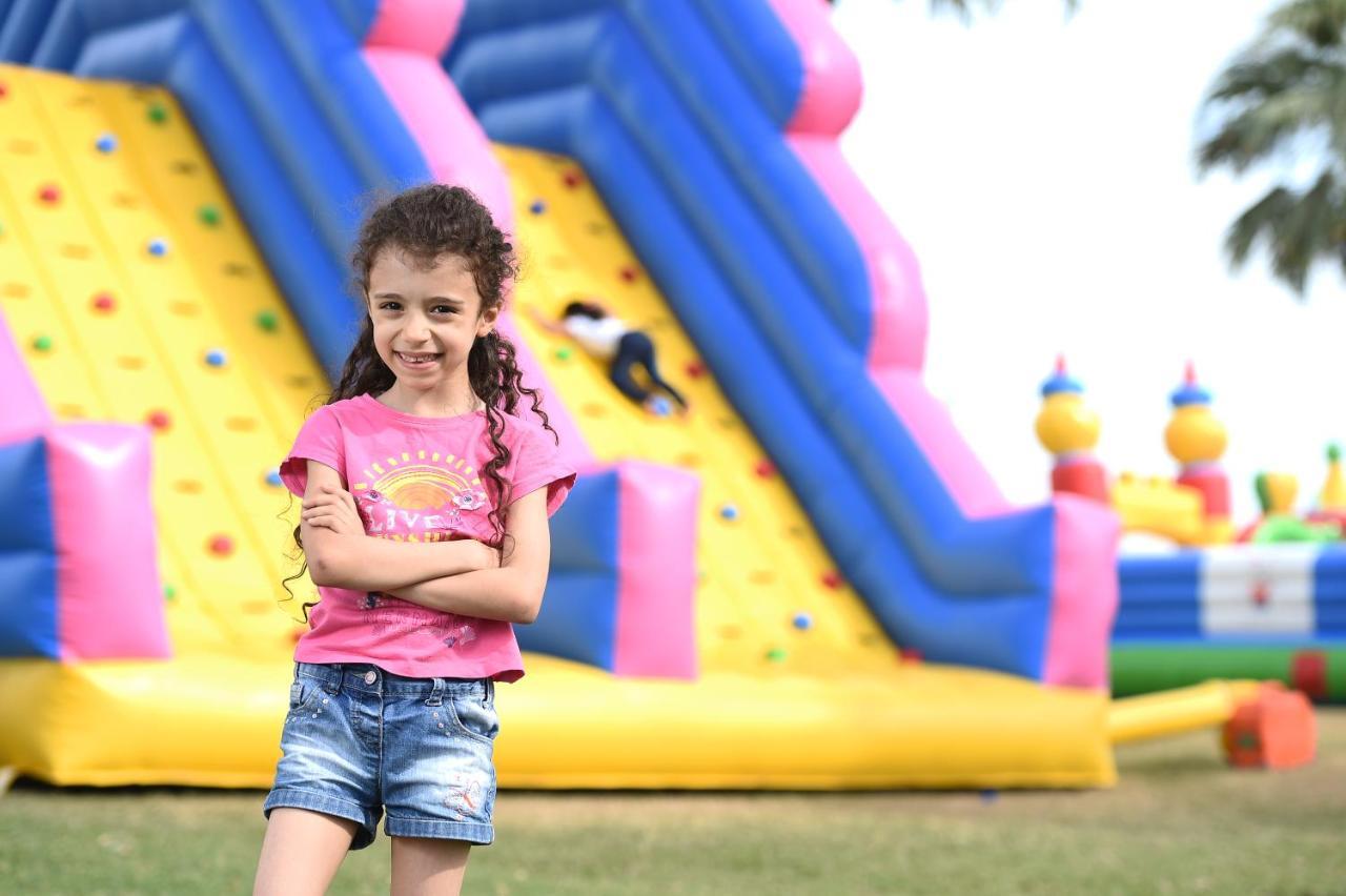 Sealine Beach, A Murwab Resort Месайед Екстериор снимка A girl in front of a climbing wall