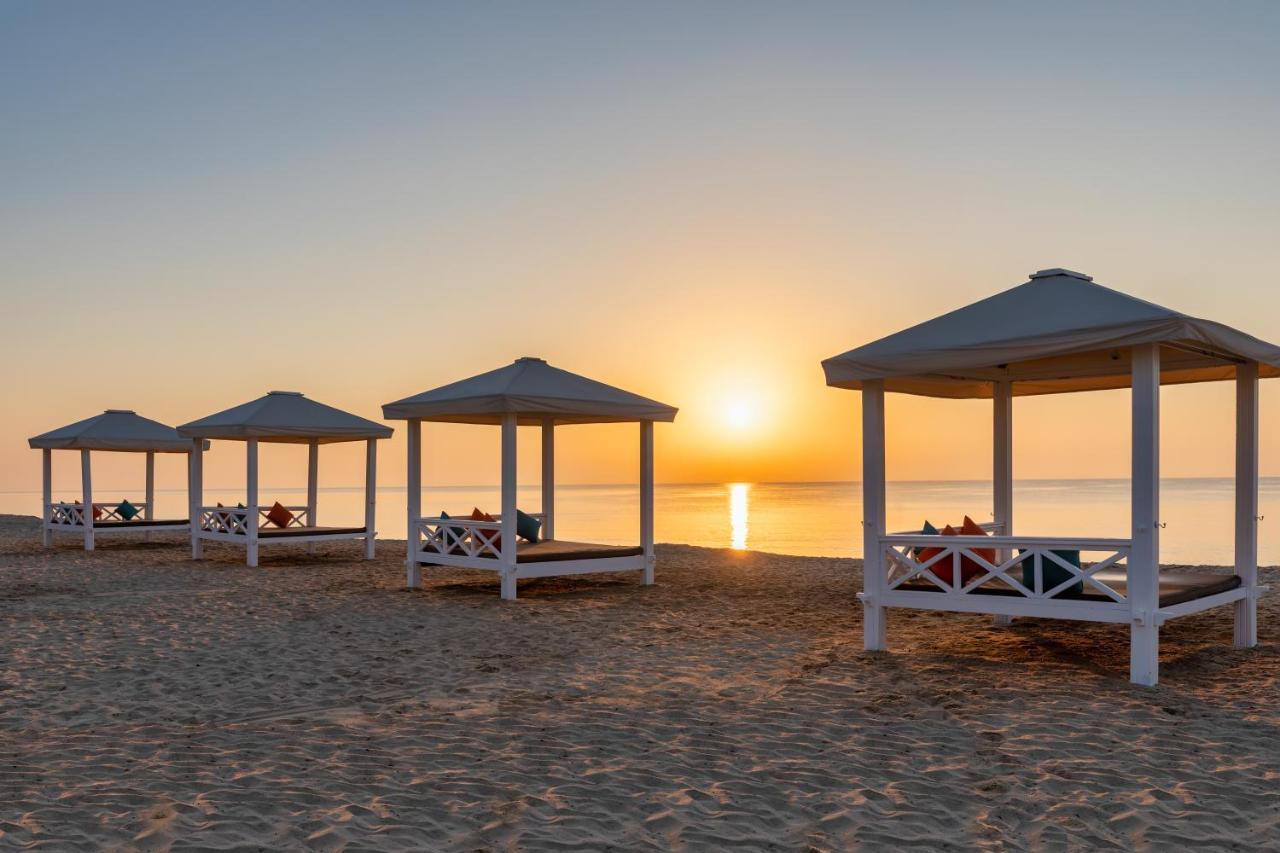 Sealine Beach, A Murwab Resort Месайед Екстериор снимка Sunset at the beach