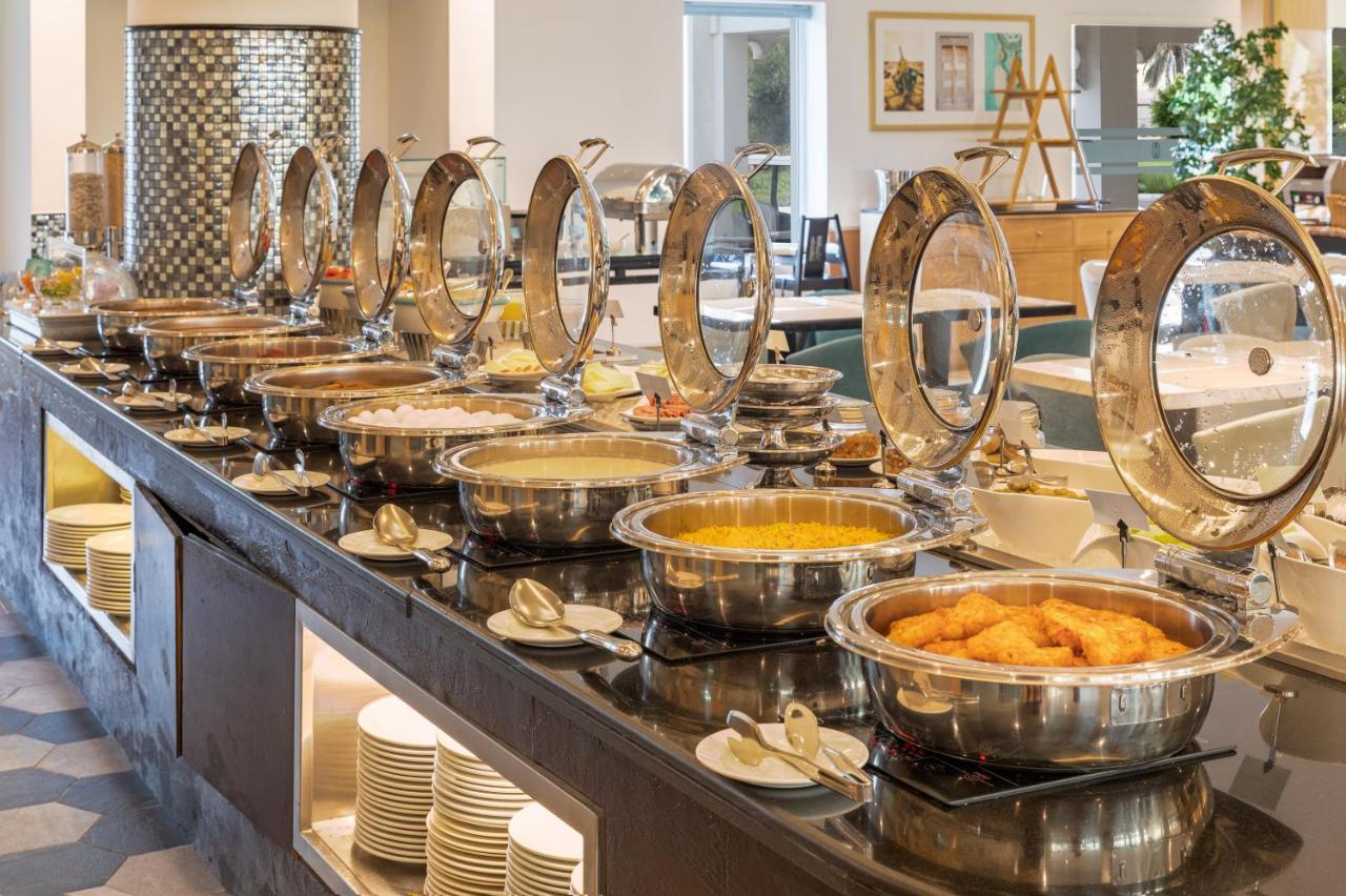 Sealine Beach, A Murwab Resort Месайед Екстериор снимка A buffet at a hotel