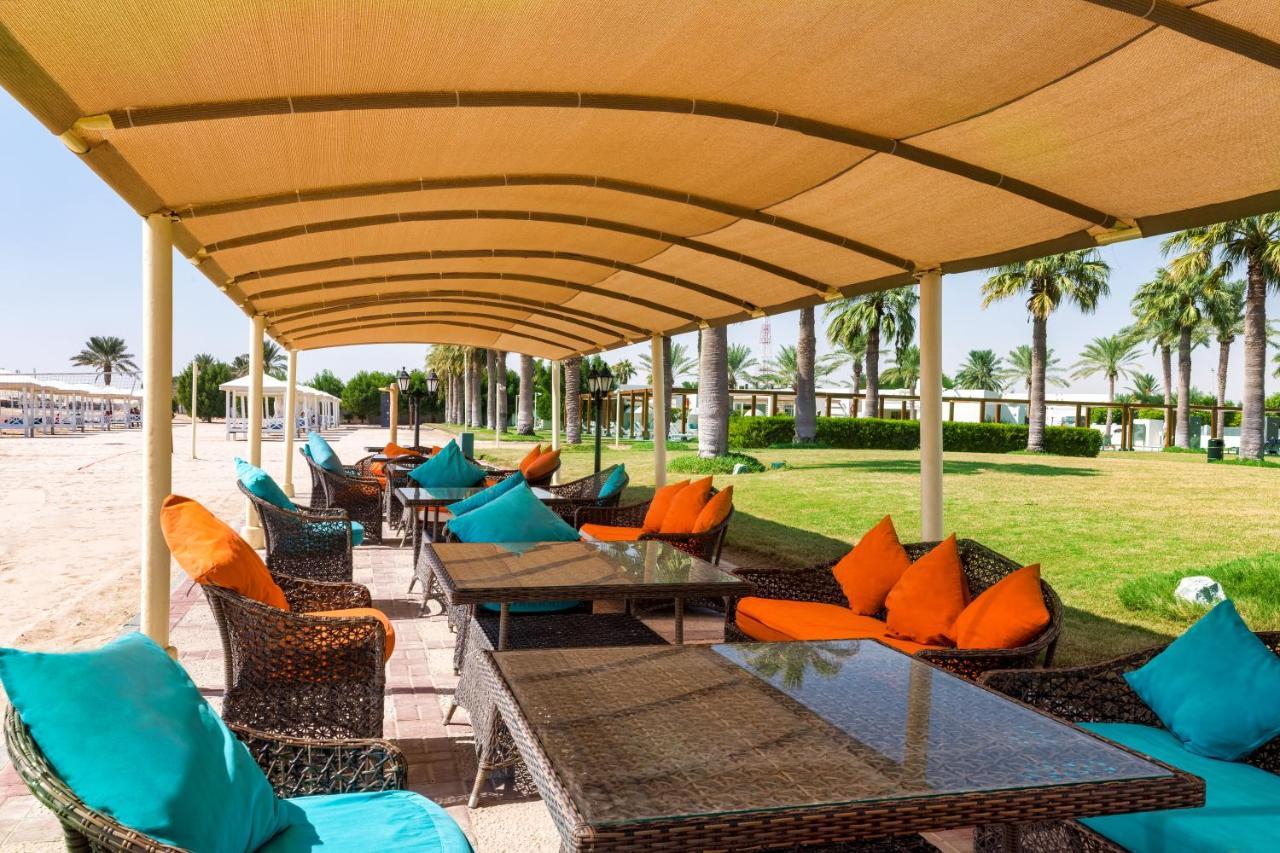 Sealine Beach, A Murwab Resort Месайед Екстериор снимка The beach at the resort
