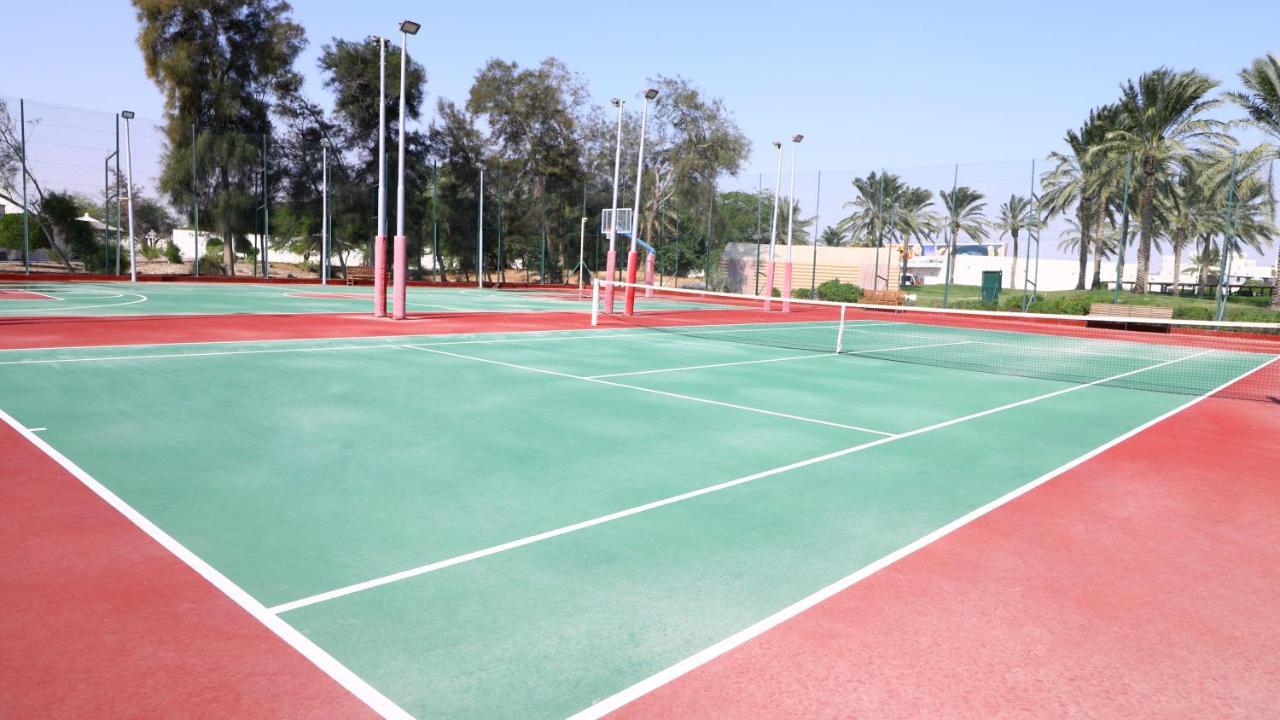 Sealine Beach, A Murwab Resort Месайед Екстериор снимка Tennis courts at the club
