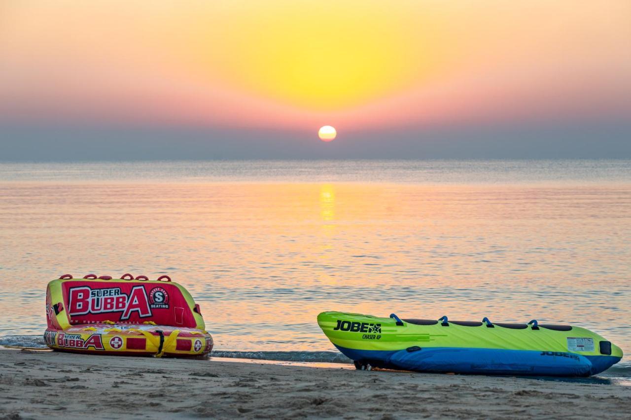 Sealine Beach, A Murwab Resort Месайед Екстериор снимка Sunset at the beach